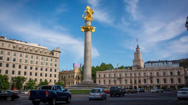 Весна в столице Грузии. Площадь Свободы в Тбилиси, вид на памятник Святому Георгию - Sputnik Грузия
