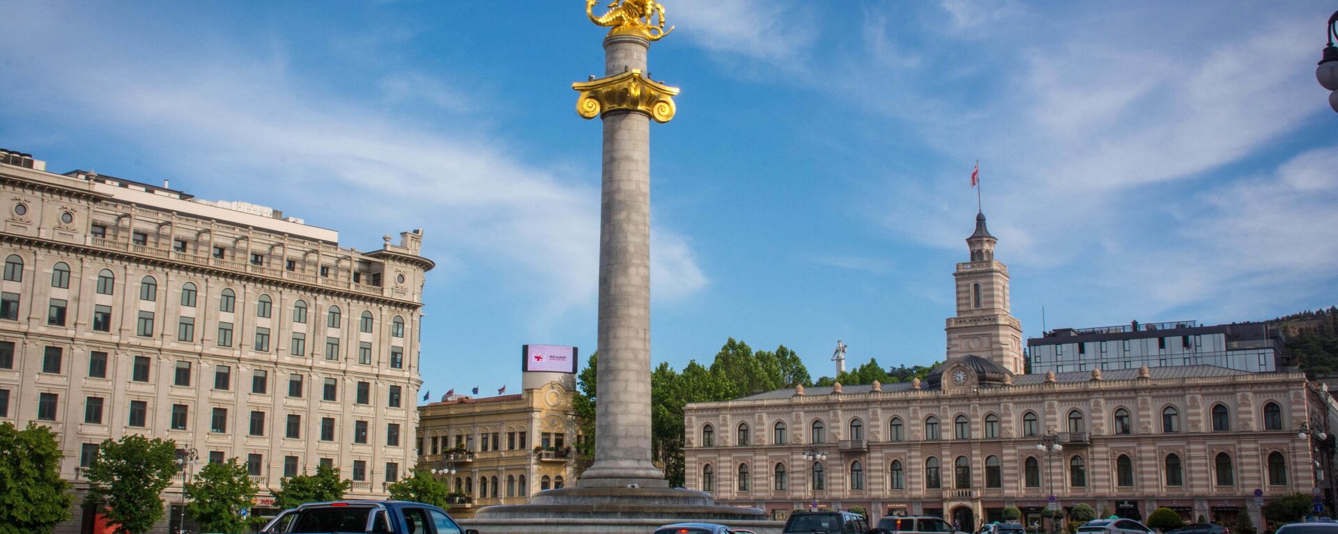 Весна в столице Грузии. Площадь Свободы в Тбилиси, вид на памятник Святому Георгию - Sputnik Грузия, 1920, 19.09.2021