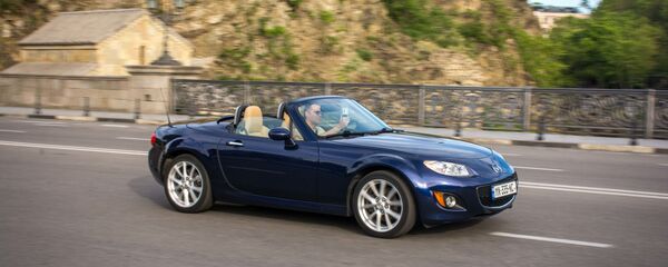 Весна в столице Грузии. Мужчина едет в кабриотеле по Метехскому мосту - Sputnik Грузия