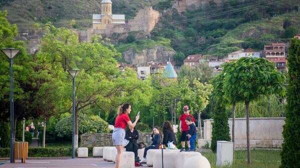 Весна в столице Грузии. Жители города Тбилиси гуляют в парке Рике - Sputnik Грузия