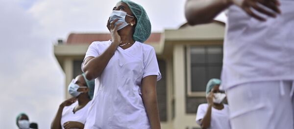 Медсестры во время урока Zumba в больничном комплексе в Найроби - Sputnik Грузия