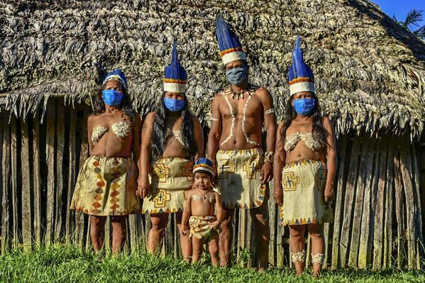 Индейцы уитото позируют в защитных масках в Колумбии - Sputnik Грузия