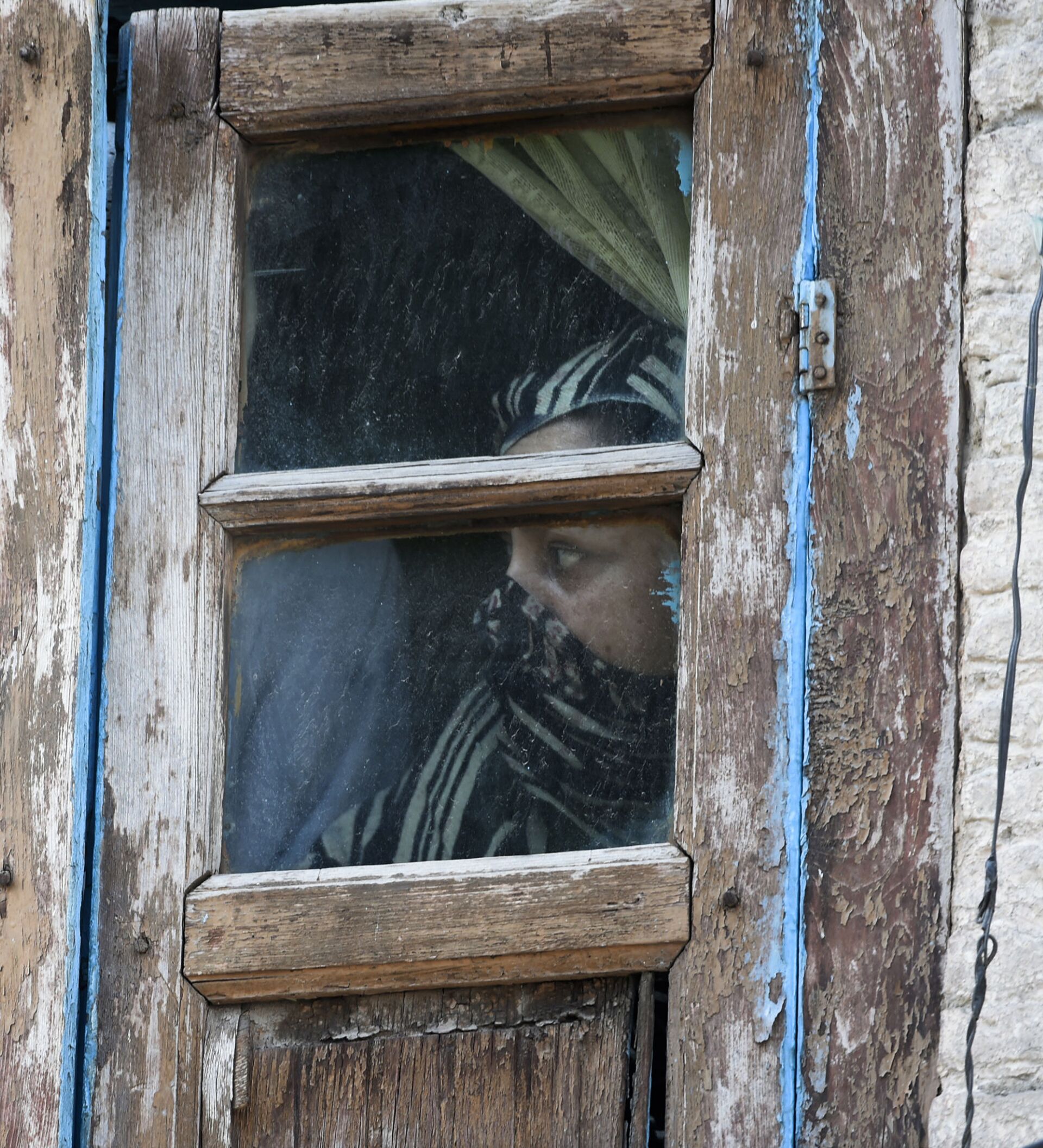 Человек выглядывает из окна. Старик выглядывает из окна. Бабка выглядывает из окна. Наблюдают из 706 стран