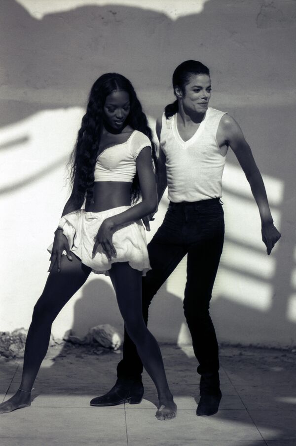 Наоми Кэмпбелл снялась в одном из самых известных музыкальных клипов короля поп-музыки Майкла Джексона In the Closet (1992) и даже записала для него (в сингле звучит голос принцессы Монако Стефании) музыкальную партию женского голоса - Sputnik Грузия