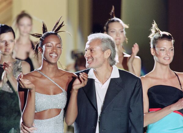 Итальянский дизайнер Джанни Версаче с моделями Наоми Кэмпбелл и Линдой Евангелистой после презентации коллекций Haute Couture в Париже 6 июля 1996 года - Sputnik Грузия