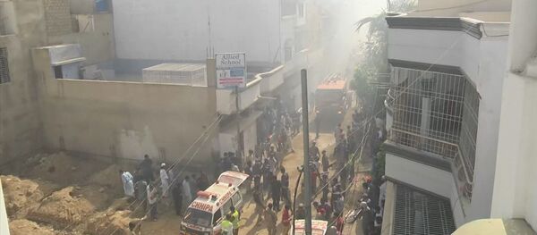 Кадры с места крушения пассажирского самолёта в Пакистане - видео - Sputnik Грузия