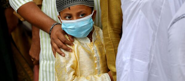 Мальчик в маске защищается от коронавируса в Бангладеш - Sputnik Грузия