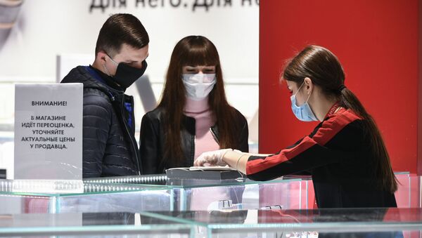 Люди в масках в магазине в России во время пандемии коронавируса - Sputnik Грузия