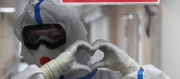 Медицинский работник в красной зоне госпиталя COVID-19 на базе НМИЦ хирургии им. А.В. Вишневского - Sputnik Грузия