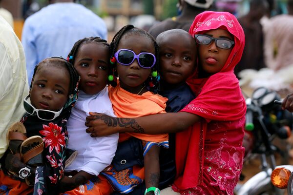 Дети после празднования Ид-аль-Фитра в Нигерии - Sputnik Грузия