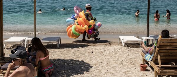 В Греции в субботу в связи с 30-градусной жарой открыли организованные пляжи, которые были закрыты два месяца назад из-за пандемии коронавируса В Греции в субботу в связи с 30-градусной жарой открыли организованные пляжи, которые были закрыты два месяца назад из-за пандемии коронавируса - Sputnik Грузия