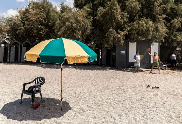 В Греции в субботу в связи с 30-градусной жарой открыли организованные пляжи, которые были закрыты два месяца назад из-за пандемии коронавируса - Sputnik Грузия