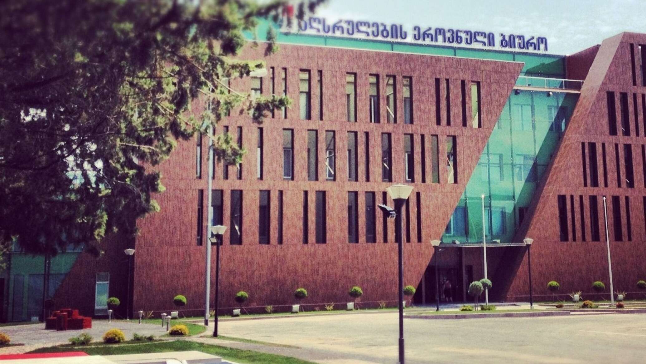 ვარკეთილში ავარიული სახლებიდან მაცხოვრებლების გამოსახლებას დაპირისპირება მოჰყვა