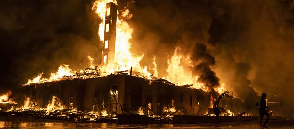 Поджог строительной площадки около Третьего полицейского участка в Миннеаполисе, США - Sputnik Грузия