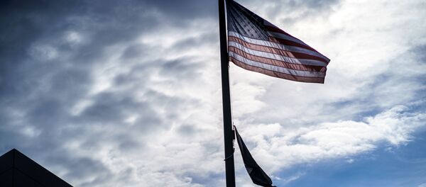 Трое полицейский на крыше 3-го полицейского участка во время протестов в Миннеаполисе, США  - Sputnik Грузия