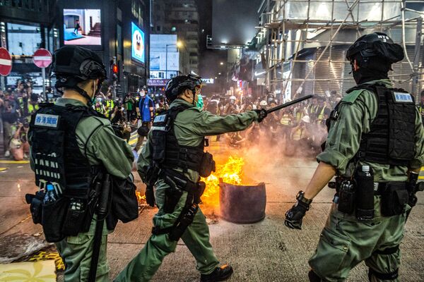 Полиция Гонконга в среду применила перцовый газ для разгона протестующих в самом сердце мирового финансового центра и задержала около 240 человек на фоне возобновления масштабных антиправительственных демонстраций из-за рассматриваемого Пекином законопроекта о национальной безопасности - Sputnik Грузия