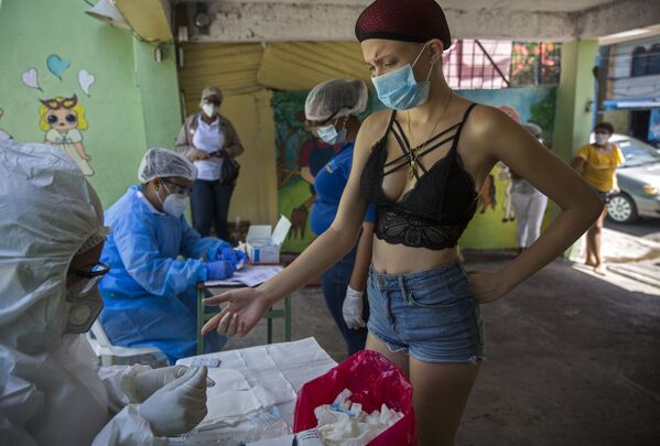 Пандемия коронавируса распространилась с бешеной скоростью. Доминиканская Республика не стала исключением. На фото сотрудники Министерства общественного здравоохранения проводят Экспресс-тестирование на COVID-19 среди населения - Sputnik Грузия