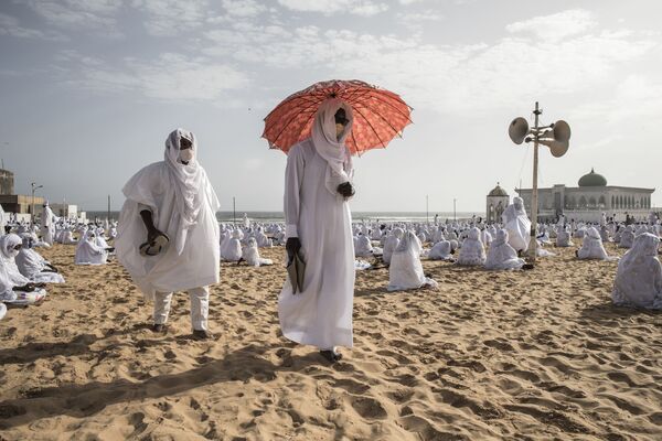 Последователи общины Лайене покидают пляж перед мечетью Йоффа Лайена в Сенегале - Sputnik Грузия