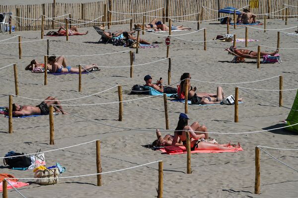 Послабление карантина благоприятно сказывается на жителях Франции. Отдыхающие на пляже Ла Гранд-Мотт строго соблюдают дистанцию  - Sputnik Грузия
