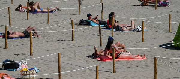 დამსვენებლები საფრანგეთის სანაპიროზე დამსვენებლები საფრანგეთის სანაპიროზე - Sputnik საქართველო