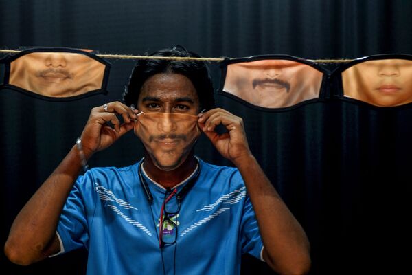 Мужчина с самодельными масками в Индии - Sputnik Грузия