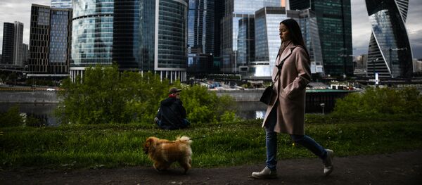 Девушка во время прогулки с собакой на набережной Тараса Шевченко в Москве - Sputnik Грузия