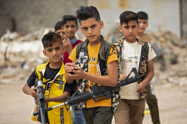 Дети с игрушечным оружием в руках в иракском городе Басра в Ираке - Sputnik Грузия