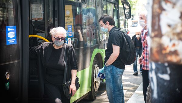 Городской транспорт. Пассажирский автобус на остановке - Sputnik Грузия