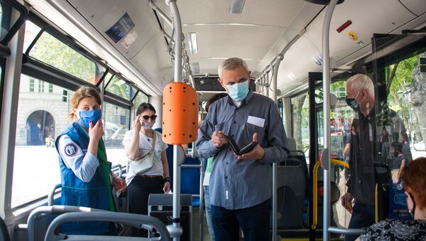 Городской транспорт. Пассажирский автобус и пассажиры в масках - Sputnik Грузия