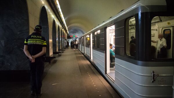 Городской транспорт. Полиция следит за порядком в метро - Sputnik Грузия