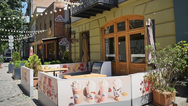Закрытые из-за пандемии коронавируса кафе, бары и рестораны в центре грузинской столицы - Sputnik Грузия