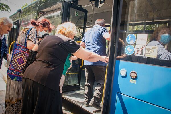 Однако появились и новые правила - теперь в автобус, маршрутку или метро можно попасть, только одев маску - Sputnik Грузия
