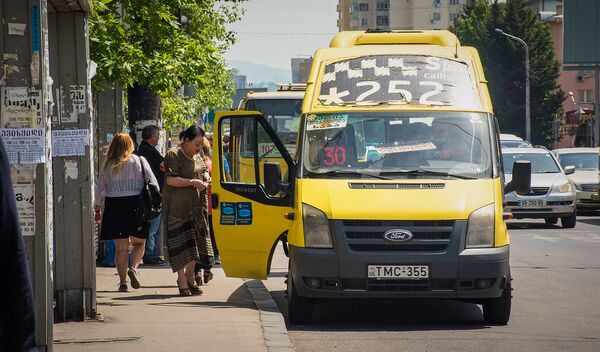 Кстати, в маршрутных такси в Тбилиси теперь строго запрещено перевозить пассажиров стоя. Говорят, это правило тоже строго соблюдается - Sputnik Грузия