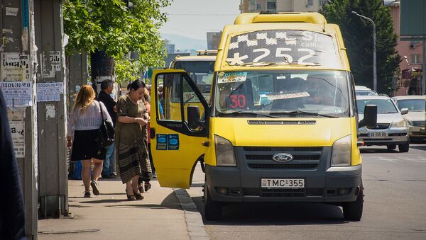 Городской транспорт. Маршрутное такси и пассажиры на остановке - Sputnik Грузия