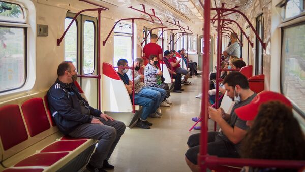 Городской транспорт. Пассажиры в масках в метро - Sputnik Грузия