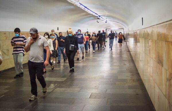 В переходе на станции метро Вокзальная площадь. Как будто попали в какой-то фантастический фильм про эпидемию - Sputnik Грузия