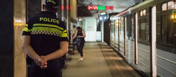 Городской транспорт. Пассажиры в масках в метро - Sputnik Грузия