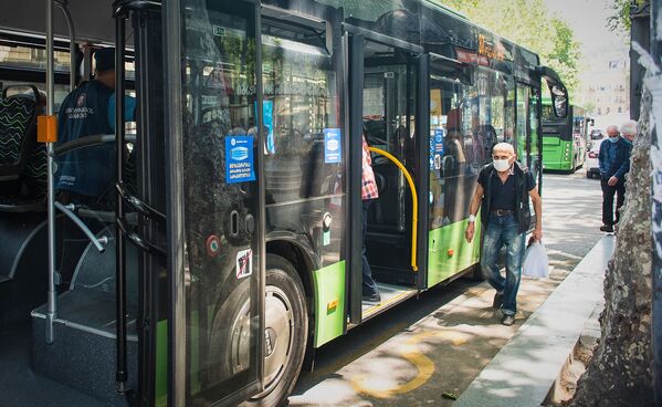 В городских автобусах тоже нет давки или толчеи - Sputnik Грузия