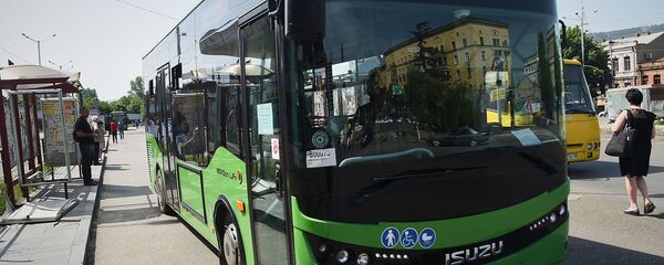 Городской транспорт. Пассажиры в масках на автобусной остановке - Sputnik Грузия