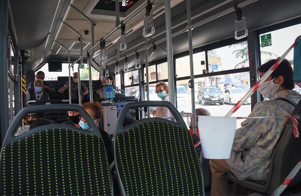 Поэтому хоть городской транспорт и заработал, но веселья в автобусах не заметно - Sputnik Грузия
