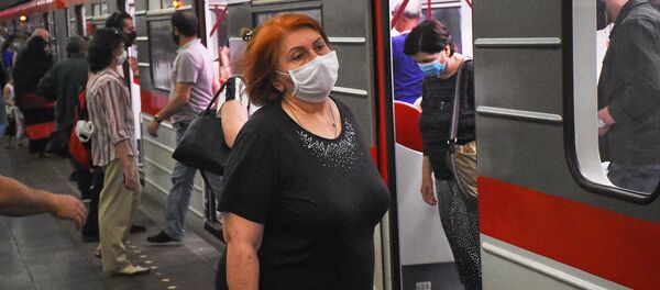  Городской транспорт. Пассажиры в масках в метро - Sputnik Грузия