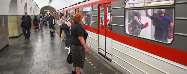  Городской транспорт. Пассажиры в масках в метро - Sputnik Грузия