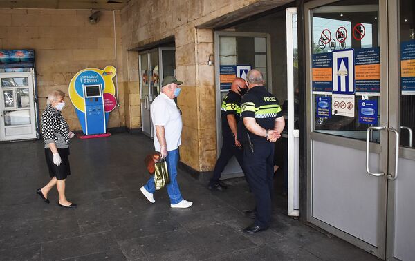 На некоторых станциях метро у входа дежурит полиция - Sputnik Грузия
