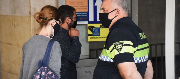 Городской транспорт. Станция метро Вокзальная площадь. Полиция дежурит у входа в масках - Sputnik Грузия