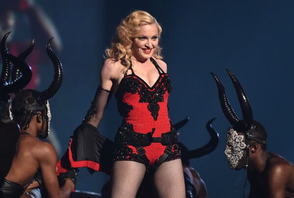 Мадонна - королева поп-музыки. Песни и клипы Мадонны задают тон и направление как американской, так и мировой музыкальной индустрии. Творчество харизматичной блондинки часто оказывается в центре скандалов - Sputnik Грузия