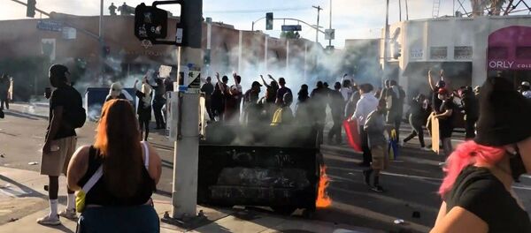 Беспорядки в США: стычки протестующих с полицией в Лос-Анжелесе - видео - Sputnik Грузия