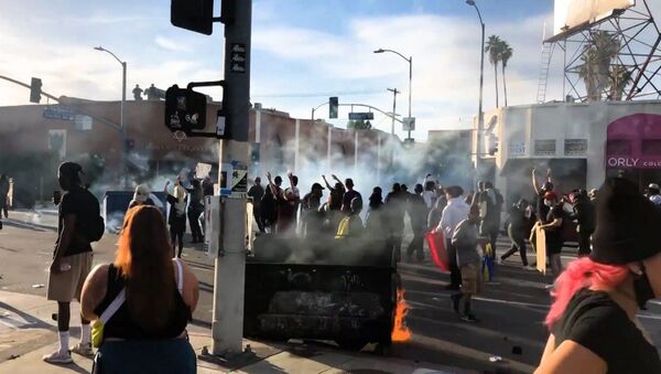 Беспорядки в США: стычки протестующих с полицией в Лос-Анжелесе - видео - Sputnik Грузия