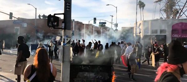 არეულობა აშშ-ში: როგორ ანგრევენ მომიტინგეები მაღაზიებს ნიუ-იორკში - ვიდეო არეულობა აშშ-ში: როგორ ანგრევენ მომიტინგეები მაღაზიებს ნიუ-იორკში - ვიდეო - Sputnik საქართველო