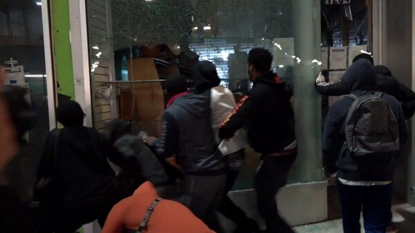 Снова русские. Кому выгодно обвинять Москву в американском бунте - Sputnik Грузия