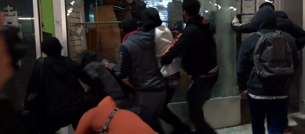 Беспорядки в США : как протестующие громят магазины в Нью-Йорке - видео - Sputnik Грузия